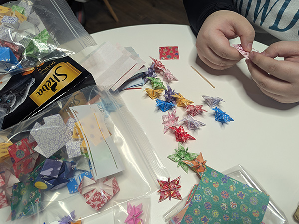 折り紙を折る人