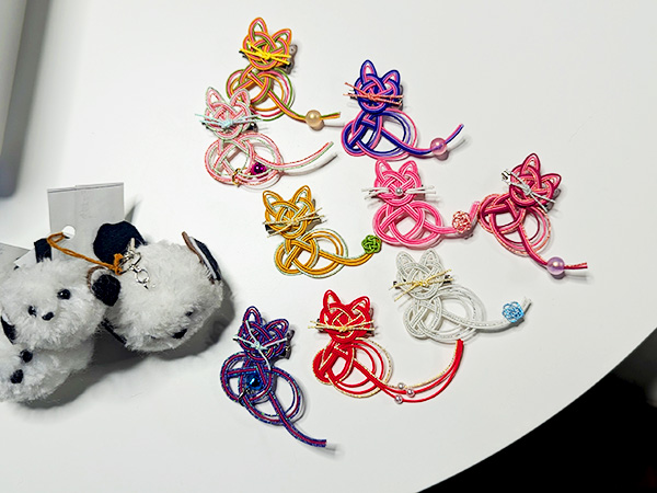 水引で作った猫型のチャーム