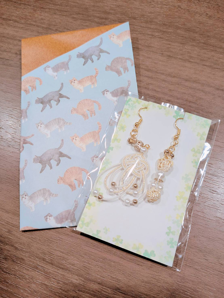 就労継続支援B型事業所ちゃんこりんのオリジナル水引で作った根付けのパッケージ