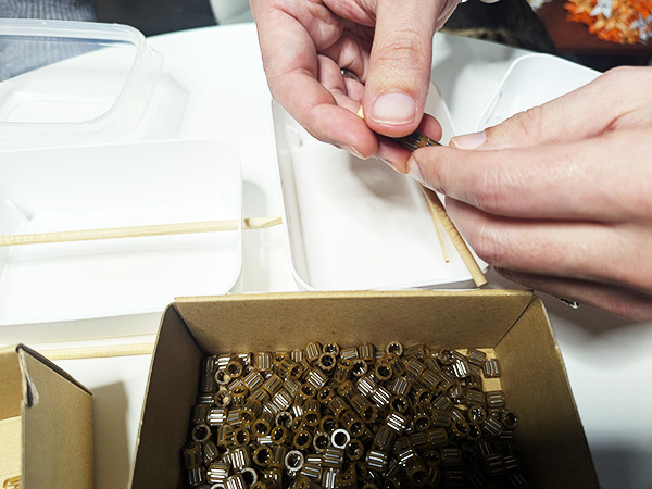 就労継続支援B型Chancorinで行っている部品の組み立て作業の様子