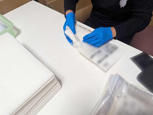 就労継続支援B型Chancorinでフィルターを袋に詰めている作業の様子