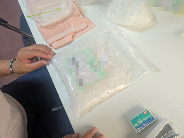 就労継続支援B型Chancorinで部品をチェックしている検品作業の様子